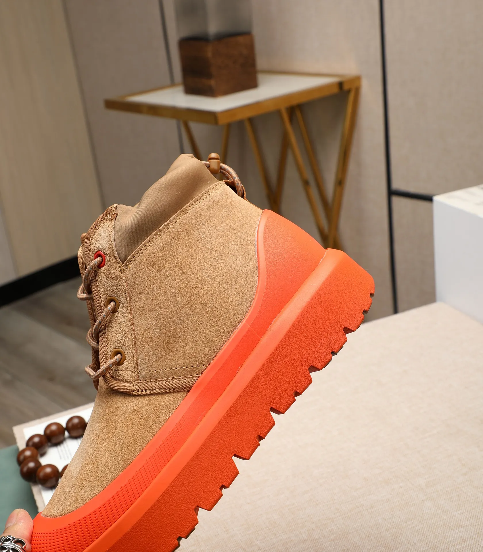 Men's shoes 💰580 (same style for men and women) Please pay attention to the quality of the original order and compare the thickness of the wool 🏮🏮The popular UGG is from Australia's warm luxury brand men's shoes, the official website is synchronized, Beckham men's style..., made of imported first-layer waxed cowhide, waxed toe cap, Australian real wool velvet lining Carefully sewn...Imported rubber Martin boots outsoles (comfortable, soft and wear-resistant). I really like the quality..Exquisite workmanship. You won't be able to put it down at first sight. Sizes 35-44
